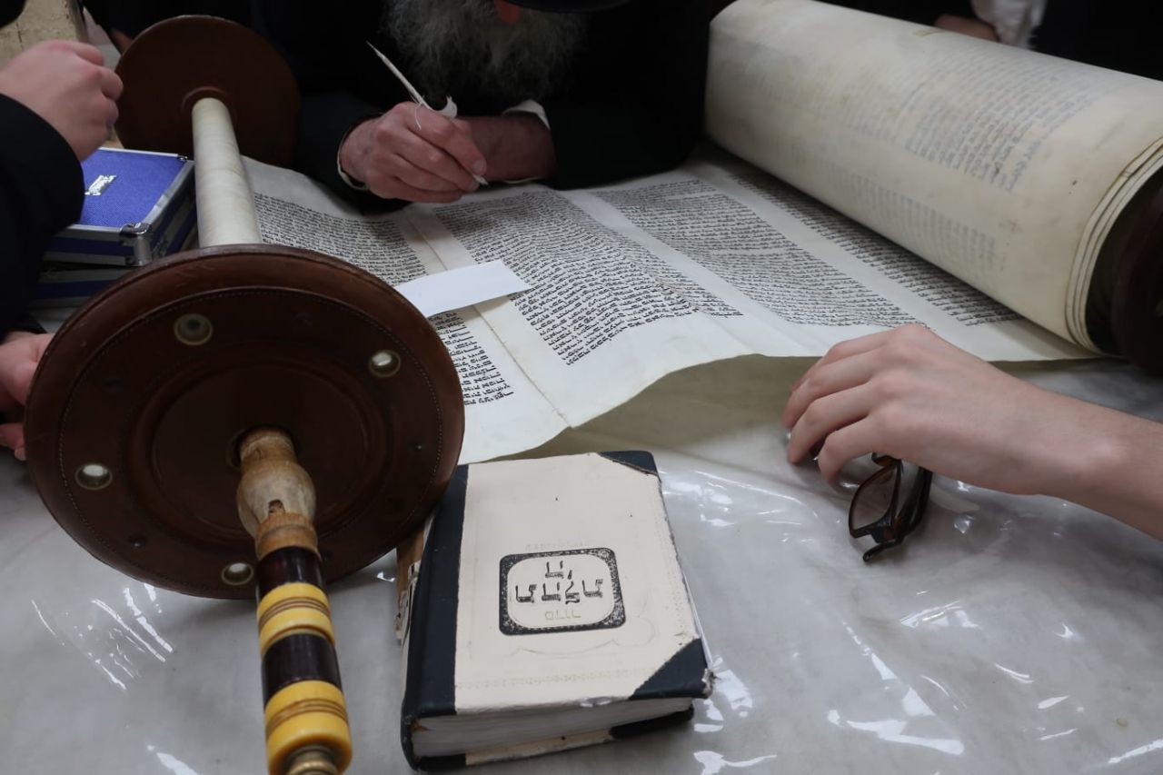 הגהת ספר תורה של משיח, לפני קריאת בראשית בשמחת תורה